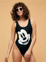 Model jednodielnych plaviek s potlačou Mickey Mouse